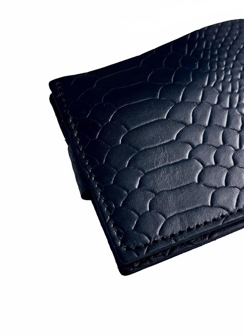 Cartera plegable personalizada de piel negra con relieve de pitón, monedero para hombre, estilo exótico. imagen 4