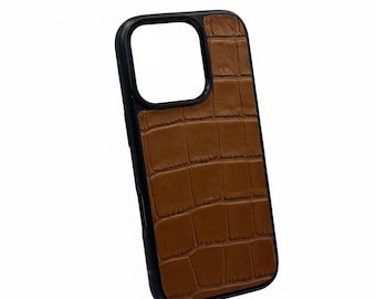Funda para iPhone de piel italiana marrón con relieve de cocodrilo y cubierta de policarbonato a prueba de golpes.