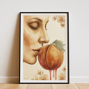 Kvinna som kysser en mogen persika, Kodad akvarellmålning med droppande fruktjuice, Lesbiskt tryck, Subtil saffisk väggkonst, Queer kvinna poster, wlw