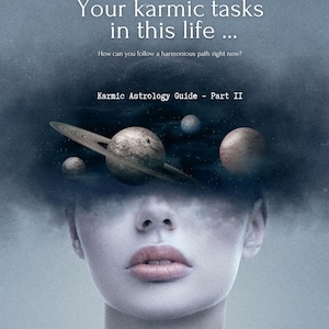 Könnte beinhalten: Ein künstlerisches Bild mit dem Gesicht einer Frau, auf dem Planeten und ein Planet mit Ringen über den Augen liegen. Der Text lautet "Ihre karmischen Aufgaben in diesem Leben..." und "Karmischer Astrologie-Leitfaden - Teil II". Der Hintergrund ist ein weiches, gedämpftes Blau.