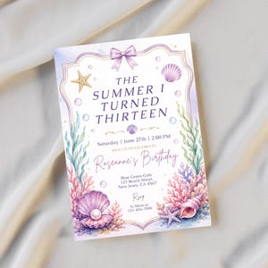 Pode incluir: Um cartão de convite de aniversário retangular com um tema oceânico em aquarela, um laço roxo no topo, estrelas-do-mar, conchas e corais. O texto diz: THE SUMMER I TURNED THIRTEEN, Saturday | June 27th | 2:00 PM, JOIN US TO CELEBRATE Roseanne's Birthday.