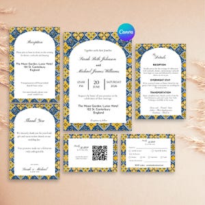Op de afbeelding: Een set trouwbriefpapier met een blauw en geel tegelontwerp. De set bevat uitnodigingen, RSVP-kaarten en detailkaarten. De tekst bevat de namen van het bruidspaar, de datum en de locatie van de bruiloft.