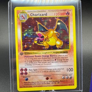 Tarjeta holográfica de Charizard de primera edición, hecha a mano y de alta calidad, con estuche profesional y envío gratis.