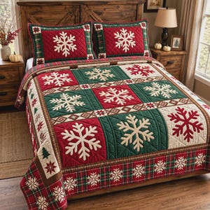 Può includere: Un copriletto trapuntato e due federe abbinate con un design patchwork di quadrati rossi e verdi. Ogni quadrato mostra un grande motivo a fiocco di neve bianco o rosso. Il bordo include un motivo scozzese con piccoli alberi e stelle.