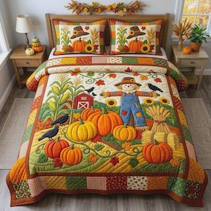 Pode incluir: Uma colcha acolchoada e duas fronhas a condizer com um tema de colheita, incluindo um espantalho, abóboras, talos de milho, um celeiro vermelho e corvos pretos. O design apresenta bordas de patchwork em tons outonais de laranja, verde e castanho.