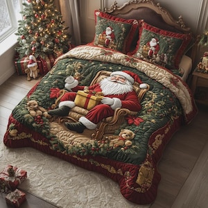 Pode incluir: Um conjunto de edredão com tema natalício apresentando uma grande ilustração central do Pai Natal sentado numa cadeira a segurar um presente. O edredão e duas fronhas a condizer estão decorados com ramos de pinheiro e ursos de peluche.