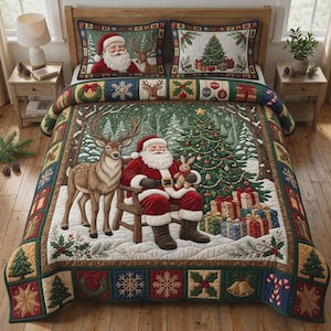 Puede incluir: Un juego de colcha navideña con una ilustración central de Santa Claus sentado en una silla de madera junto a un reno y un árbol decorado. La ropa de cama incluye dos fundas de almohada a juego con imágenes y patrones festivos.