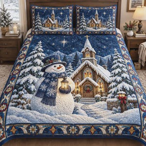 Könnte beinhalten: Eine gesteppte Tagesdecke und zwei passende Kissenbezüge mit einer Winterszene, die einen Schneemann mit blauem Schal und Zylinder zeigt, der eine Laterne hält. Im Hintergrund sind eine verschneite Kirche und Tannenbäume zu sehen.
