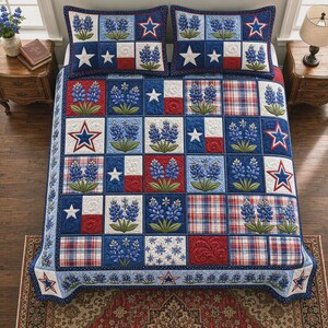 Pode incluir: Uma colcha e duas fronhas a condizer com um design de patchwork de flores de tremoço, estrelas brancas e padrões de xadrez vermelho, branco e azul. A colcha apresenta um motivo repetido de bandeiras do estado do Texas e quadrados florais.
