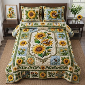 Pode incluir: Uma colcha acolchoada e duas fronhas a condizer com um padrão de girassóis e abelhas. O design inclui girassóis centrais grandes, quadrados florais mais pequenos e motivos de favo de mel em tons de amarelo, verde e azul claro.