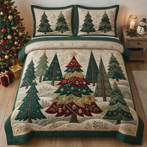 Puede incluir: Un juego de cama acolchado con fondo color crema y una escena de bosque festivo. El diseño incluye varios árboles de Navidad verdes y rojos, copos de nieve bordados y adornos decorativos. El juego incluye una colcha y dos fundas de almohada.