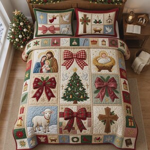 Könnte beinhalten: Eine gesteppte Tagesdecke und zwei passende Kissenbezüge mit einem Patchwork-Design aus Weihnachtsmotiven, darunter eine Krippenszene, ein geschmückter Baum, ein Lamm, ein Holzkreuz und rot karierte Schleifen auf cremefarbenem Grund mit rotem Rand.