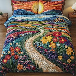 Könnte beinhalten: Ein farbenfrohes Steppdecken-Set mit einem lebendigen Landschaftsdesign. Die Steppdecke zeigt einen gewundenen Pfad durch Blumenfelder in Rot-, Gelb- und Blautönen, mit einer großen Sonne und Bergen im Hintergrund. Das Set enthält eine Steppdecke und zwei Kissenbezüge.