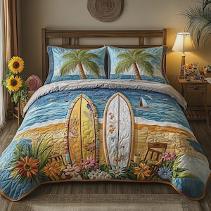 Puede incluir: Un juego de colcha y almohadas acolchadas con una escena de playa que presenta dos tablas de surf, palmeras y olas del océano. La paleta de colores incluye tonos de azul, amarillo y verde, creando un tema costero. El juego incluye dos fundas de almohada y una colcha.
