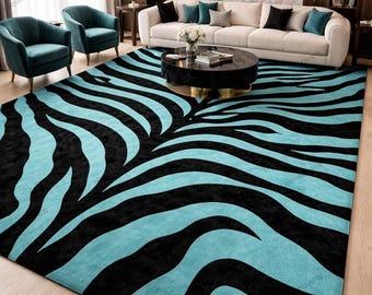 Op de afbeelding: Een groot vloerkleed met een opvallend zebra streepmotief in zwart en turquoise blauw. Het vloerkleed is het middelpunt van een moderne woonkamer en vormt een aanvulling op de neutrale meubels en inrichting. Het ontwerp van het vloerkleed voegt een gedurfde uitstraling toe.