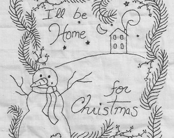Pode incluir: Desenho de bordado em preto e branco com um boneco de neve, uma casa e ramos de pinheiro. O texto diz "Estarei em casa para o Natal".