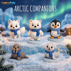 Könnte beinhalten: Ein 5-teiliges Set von Arctic Companions Figuren. Das Set enthält einen weißen Fuchs, einen Eisbären, einen Pinguin, ein Walross und eine Robbe, alle mit blauem Schal. Die Figuren stehen auf hellblauen Sockeln, mit dem Text "Arctic Companions".