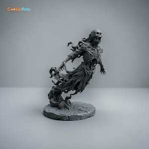 Puede incluir: Figura gris impresa en 3D de una figura espectral con cabeza esquelética y túnicas etéreas y fluidas. La figura está en movimiento, con los brazos extendidos y un cuerpo inferior fantasmal y ahumado. Se apoya sobre una base circular texturizada.