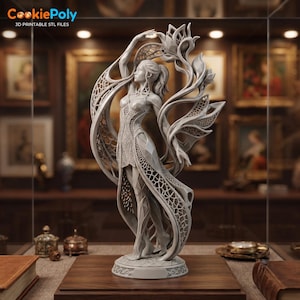 Puede incluir: Una figura impresa en 3D de color gris claro que representa a una persona de pie con coleta, vestida con un conjunto de patrones geométricos. La figura está rodeada de intrincadas estructuras en forma de celosía y una flor estilizada.