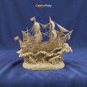 Pode incluir: Modelo bege detalhado de um veleiro danificado, sobre ondas esculpidas. O navio tem vários mastros com velas rasgadas e é cercado por destroços. O logotipo CookiePoly é visível no canto superior esquerdo.