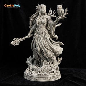 Könnte beinhalten: Eine detaillierte, cremefarbene Statue einer Frau mit langen Zöpfen, einem fließenden Gewand und einer Eule auf dem Arm. Sie hält einen Stab mit Blattdesign. Der Sockel zeigt Runen und eine baumartige Struktur.