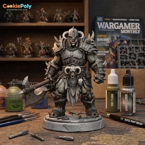Könnte beinhalten: Graue Miniaturfigur eines Ork-Kriegers mit Axt, stehend auf einem Steinsockel. Die Figur ist sehr detailliert und gepanzert. Farbtöpfe, Pinsel und die Zeitschrift "Wargamer Monthly" sind zu sehen. 3D-druckbare STL-Datei.