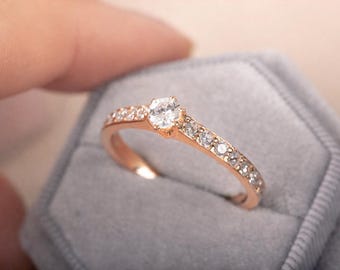 Roségoldring mit CZ, Minimalistischer Verlobungsring, 14K Gold Versprechensring, Zarter Diamantlookring