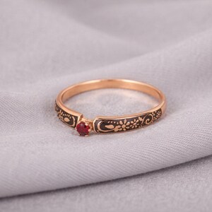Granatring i roséguld, svart emaljband, minimalistisk röd ädelsten, stapelbara smycken i 14k