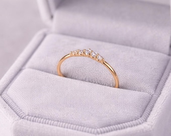 Fijne 14k geelgouden ring, 5 witte zirkonia's, minimalistisch stapelbaar bandje