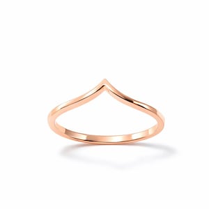 Könnte beinhalten: Roségoldener Ring mit V-förmigem Design. Der Ring hat eine glatte, polierte Oberfläche und einen zarten, minimalistischen Stil. Der Ring hat die Größe 54.