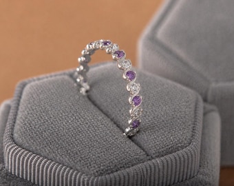Anillo de eternidad de amatista y circonita cúbica en plata de ley 925, anillo de piedras preciosas moradas y blancas, alianza de boda apilable, anillo minimalista delicado, regalo para ella.