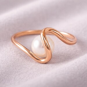 Pierścionek z perłą z różowego złota 14K, biała perła 7 mm, minimalistyczna i elegancka biżuteria