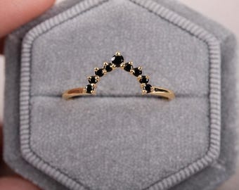 14 kt geelgouden gebogen zwarte zirkonia-ring, minimalistische boogstapelband