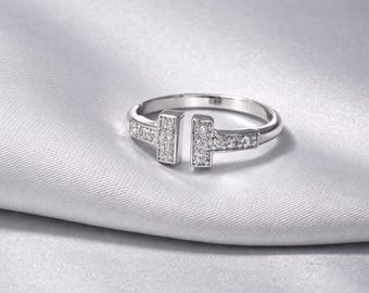 14 kt witgouden open ring, geometrische dubbele staaf zirkonia, modern stapelbaar