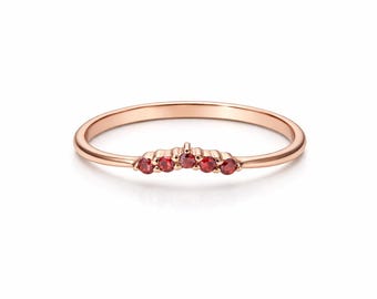 14K roségouden granaatring, minimalistische stapelband, januari-geboortesteensieraden