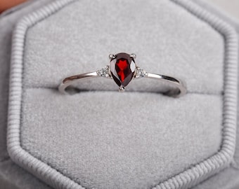 Witgouden ring met peer-granaat, minimalistische CZ-accenten, geboortesteenbelofte januari