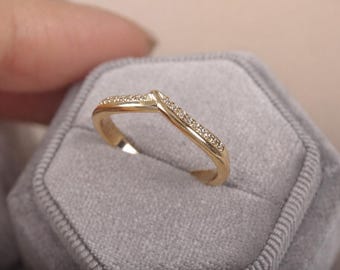 14 kt geelgouden ring in V-vorm, minimalistische chevron CZ-band, sierlijke trouwring
