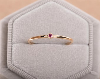 14K roségouden robijnrode ring: sierlijke dunne band stapelbare alledaagse sieraden