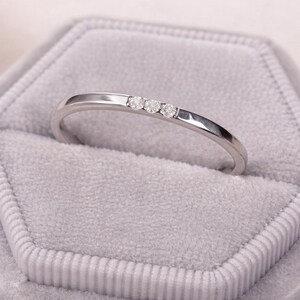 14K Weißgold Moissanit 3 Stein Zierlicher Ring, Minimalistische Stapelband