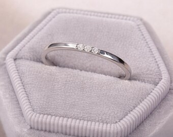 14 kt witgouden moissaniet sierlijke ring van 3 stenen, minimalistische stapelband