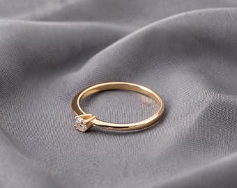 14 kt geelgouden solitairering, minimalistische zirkonia, sierlijke verlovingsring