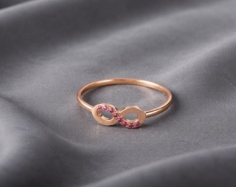14K roségouden oneindigheidsring met rode robijnen, sierlijk beloftebandje