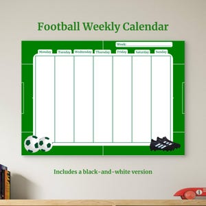 Puede incluir: Un calendario semanal rectangular con diseño de campo de fútbol verde. Incluye el texto Football Weekly Calendar y Includes a black-and-white version. La cuadrícula tiene columnas de lunes a domingo, dos balones de fútbol y una bota de fútbol.