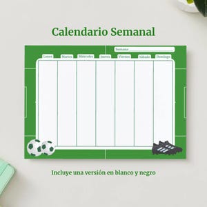 Puede incluir: Un calendario semanal verde con el texto Calendario Semanal en la parte superior. Cuenta con siete columnas etiquetadas de Lunes a Domingo, dos balones de fútbol en la esquina inferior izquierda, una bota de fútbol a la derecha y una nota sobre una versión en blanco y negro.