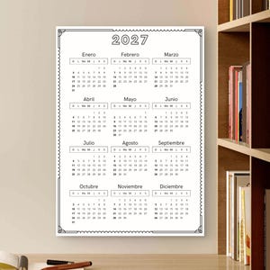 Puede incluir: Un calendario de pared blanco para el año 2027 con texto negro y un borde decorativo. El calendario muestra doce meses en español, comenzando con Enero y terminando con Diciembre, organizados en una cuadrícula con los días de la semana.