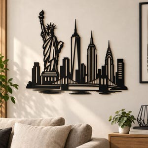 Peut inclure: Une décoration murale en métal noir représentant la ligne d'horizon de New York, avec la Statue de la Liberté à gauche, le One World Trade Center, l'Empire State Building, le Chrysler Building et un pont traversant la partie inférieure.