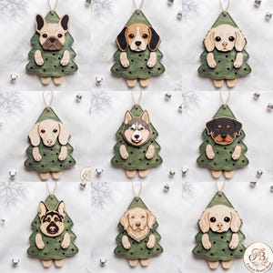 Puede incluir: Una colección de nueve adornos de madera para el árbol de Navidad, cada uno con una raza de perro diferente asomándose desde una forma de árbol verde texturizado. Los adornos incluyen un bulldog francés, beagle, spaniel, teckel, husky, rottweiler, pastor alemán, golden retriever y otro spaniel, todos con patas de color claro.