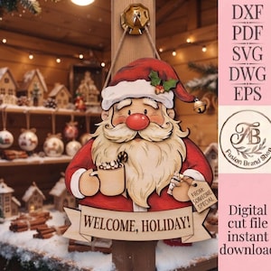 K&ouml;nnte beinhalten: Ein h&ouml;lzerner Weihnachtsmann-Wandschmuck mit roter M&uuml;tze, Stechpalme, wei&szlig;em Bart und roter Nase. Er h&auml;lt eine Tasse mit Marshmallows und ein Geschenkanh&auml;nger tr&auml;gt die Aufschrift FROM: SOMEONE SPECIAL. Ein Banner darunter zeigt WELCOME, HOLIDAY! DXF PDF SVG DWG EPS.