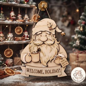 K&ouml;nnte beinhalten: Ein mehrschichtiger Wandbehang aus Holz in Form eines Weihnachtsmanns, der eine Tasse mit Zuckerstange und ein Geschenkanh&auml;nger mit der Aufschrift FROM: SOMEONE SPECIAL h&auml;lt. Darunter steht auf einem Banner WELCOME, HOLIDAY!