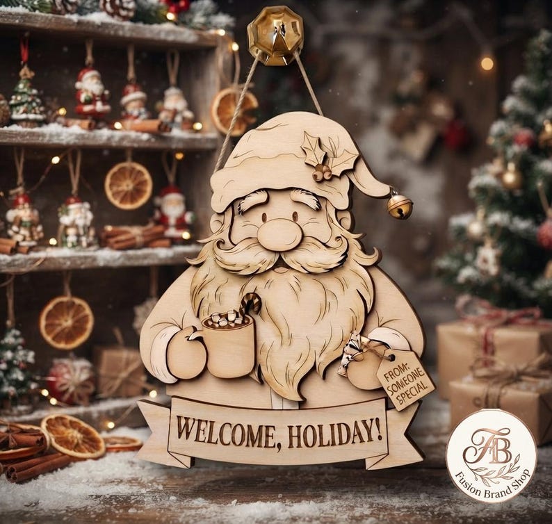 K&ouml;nnte beinhalten: Ein mehrschichtiger Wandbehang aus Holz in Form eines Weihnachtsmanns, der eine Tasse mit Zuckerstange und ein Geschenkanh&auml;nger mit der Aufschrift FROM: SOMEONE SPECIAL h&auml;lt. Darunter steht auf einem Banner WELCOME, HOLIDAY!